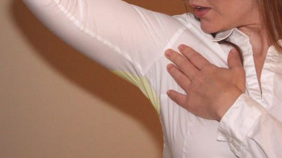 Чистачка показа лесен начин за премахване на петна от белите дрехи