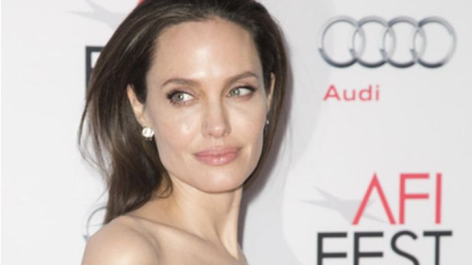 Изби рибата: Анджелина Джоли само по зърна СНИМКА 18+