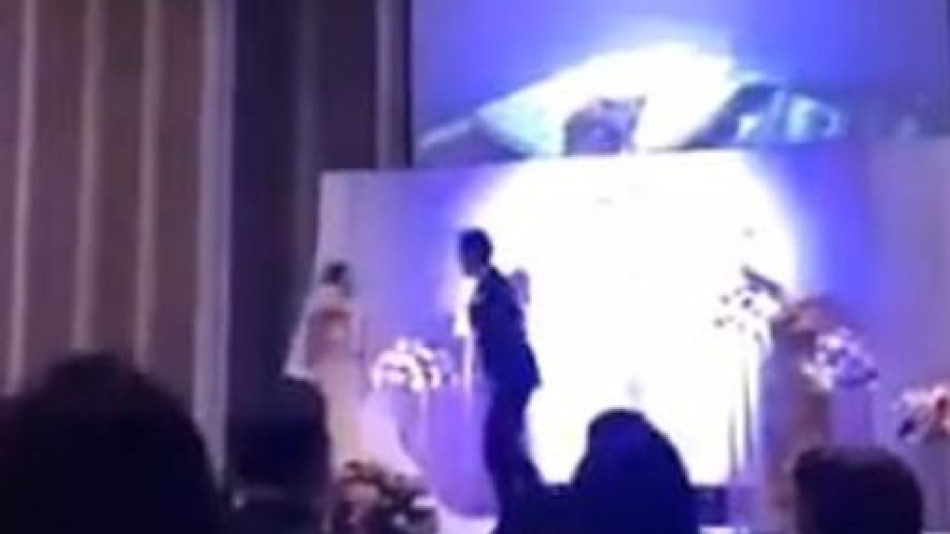 Младоженец отмъсти на шавливата си булка насред сватбата със скандално секс ВИДЕО